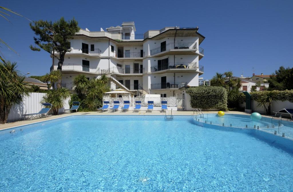 una grande piscina di fronte a un edificio di Residence Acquamarina a San Benedetto del Tronto