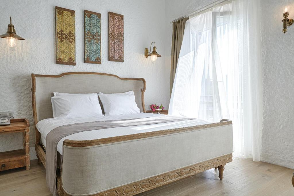 A bed or beds in a room at Alakapi Hotel & Villas