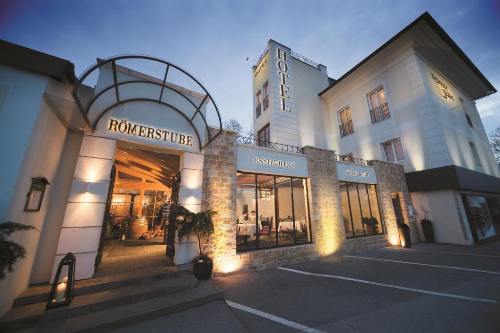 un magasin devant un bâtiment avec un hôtel dans l'établissement Hotel Römerstube, à Graz