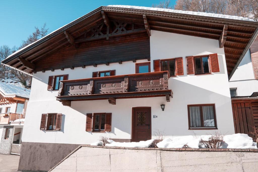 Biały dom z brązowymi okiennicami w obiekcie Traditionell-modernes Haus in Hötting w mieście Innsbruck