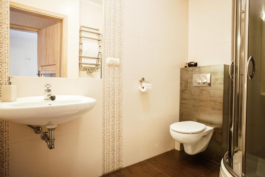 łazienka z umywalką i toaletą w obiekcie Pokoje Gościnne Pod Jabłoniami w mieście Augustów