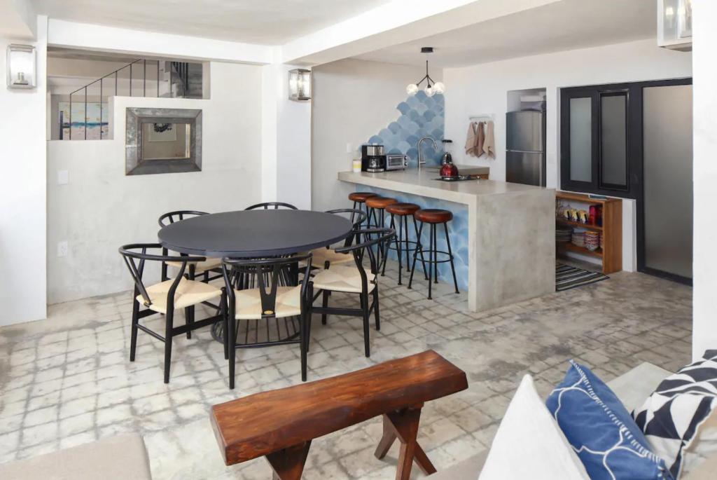 Una cocina y una sala de estar con mesa y sillas. en Villa Dorado A, en Sayulita