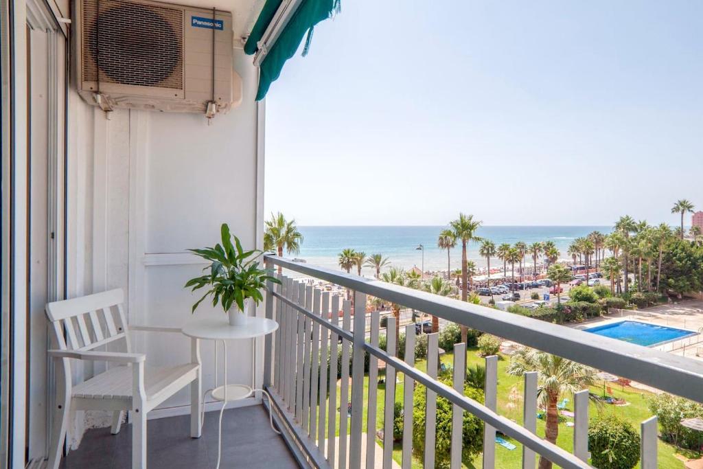 balcón con mesa y vistas al océano en M1 403 Frontal al Mar Vistas Terraza y Wifi, en Benalmádena