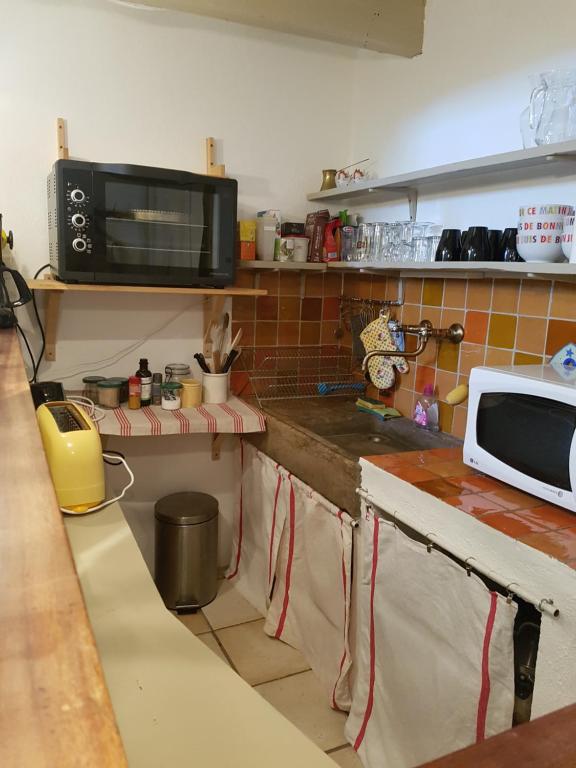 Kuchyň nebo kuchyňský kout v ubytování Le Mas des Pins