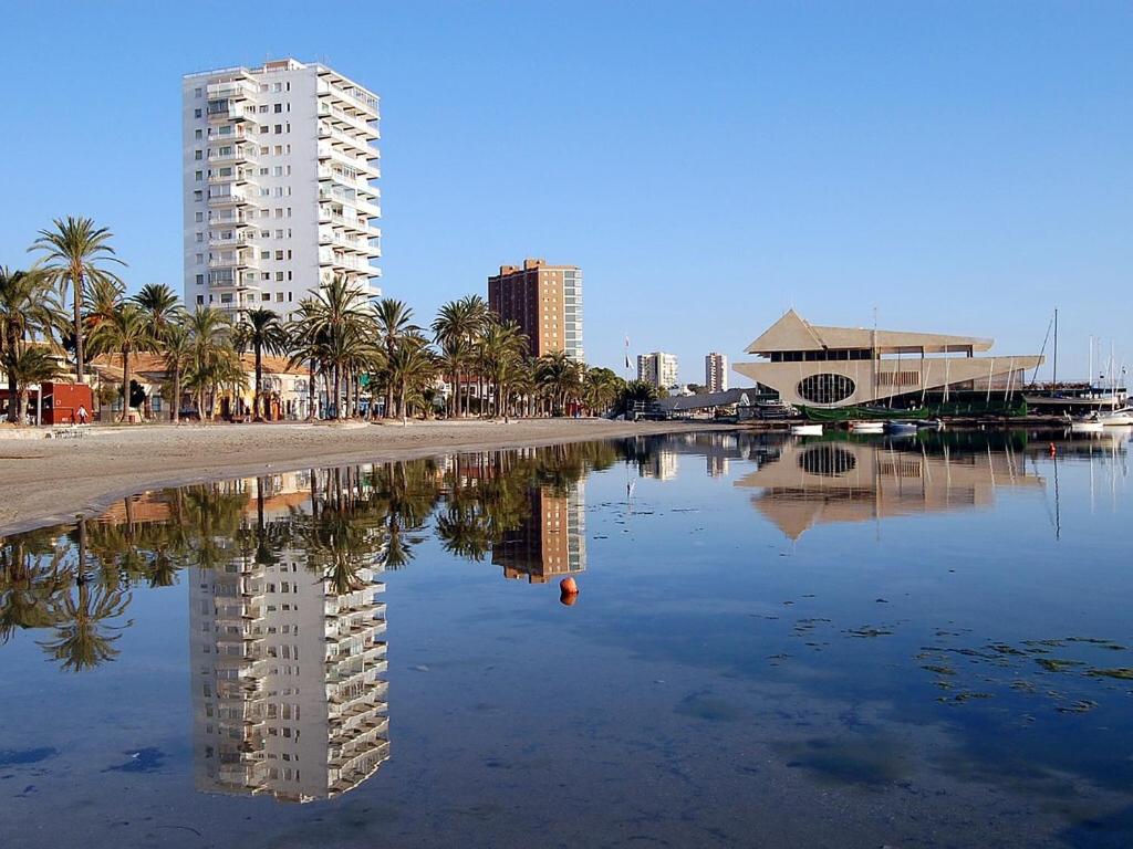 a reflection of a building in a body of water at Dos Mares Comfort & Calidad- Casa entera Planta Baja in San Javier