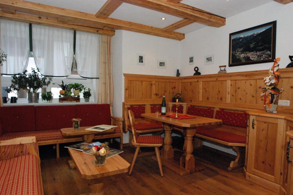 TV a/nebo společenská místnost v ubytování Pension Appartements Gabriele