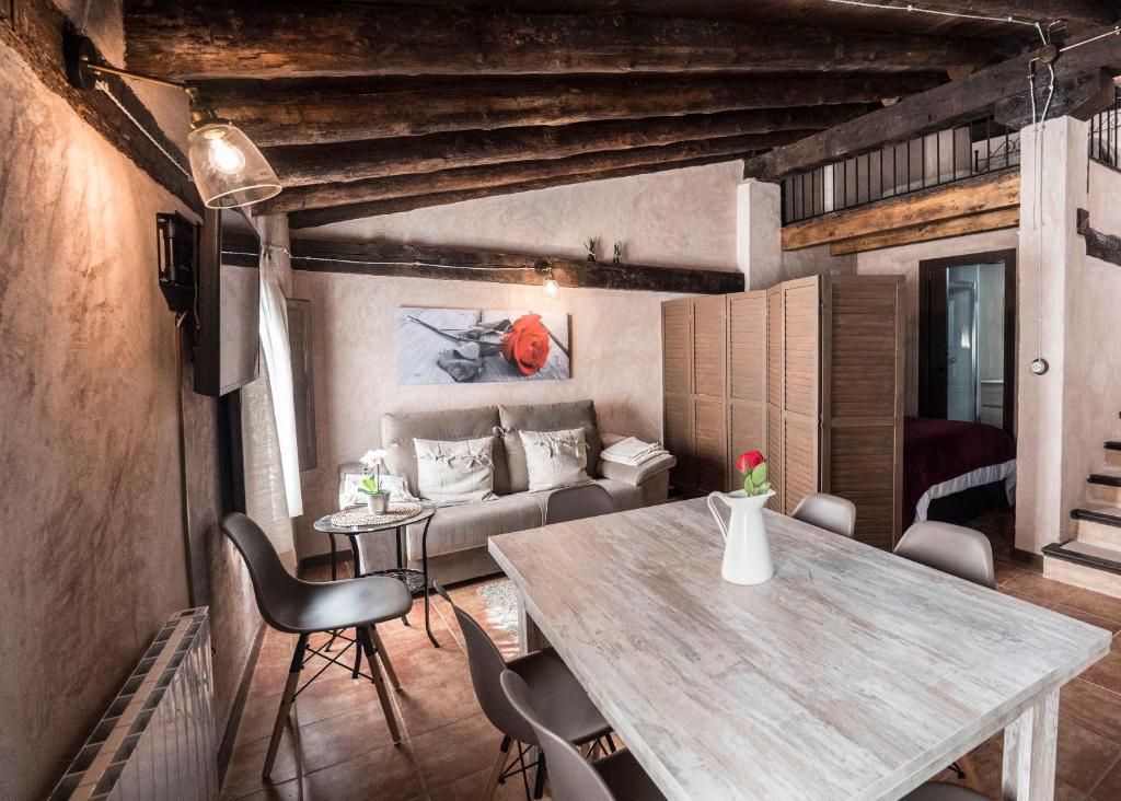 uma sala de estar com uma mesa e um sofá em AbenRazín Turístico em Albarracín