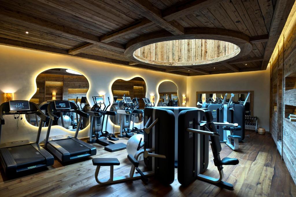 Spordikeskus ja/või sportimisvõimalused majutusasutuses The Alpina Gstaad