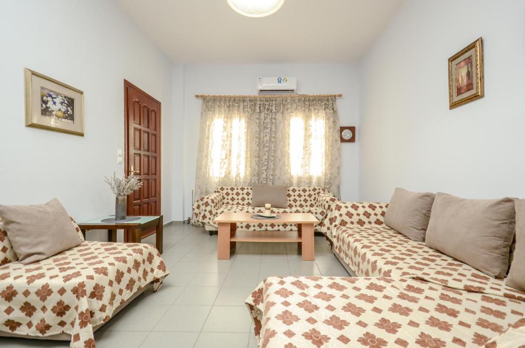 un soggiorno con divano e tavolo di NAXOS HOUSE a Naxos Chora