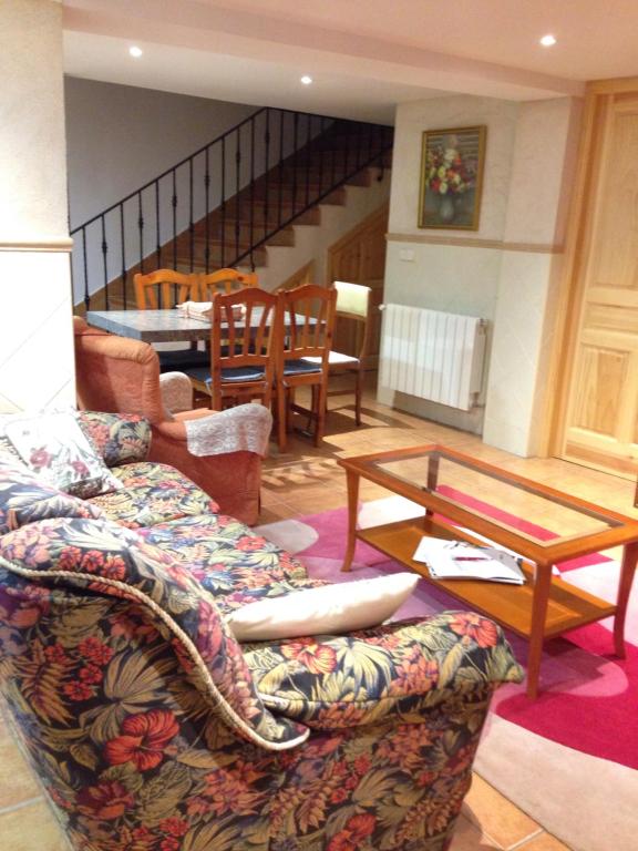 a living room with a couch and a table at Apartamento Rural la Muralla de Pedraza in Chavida