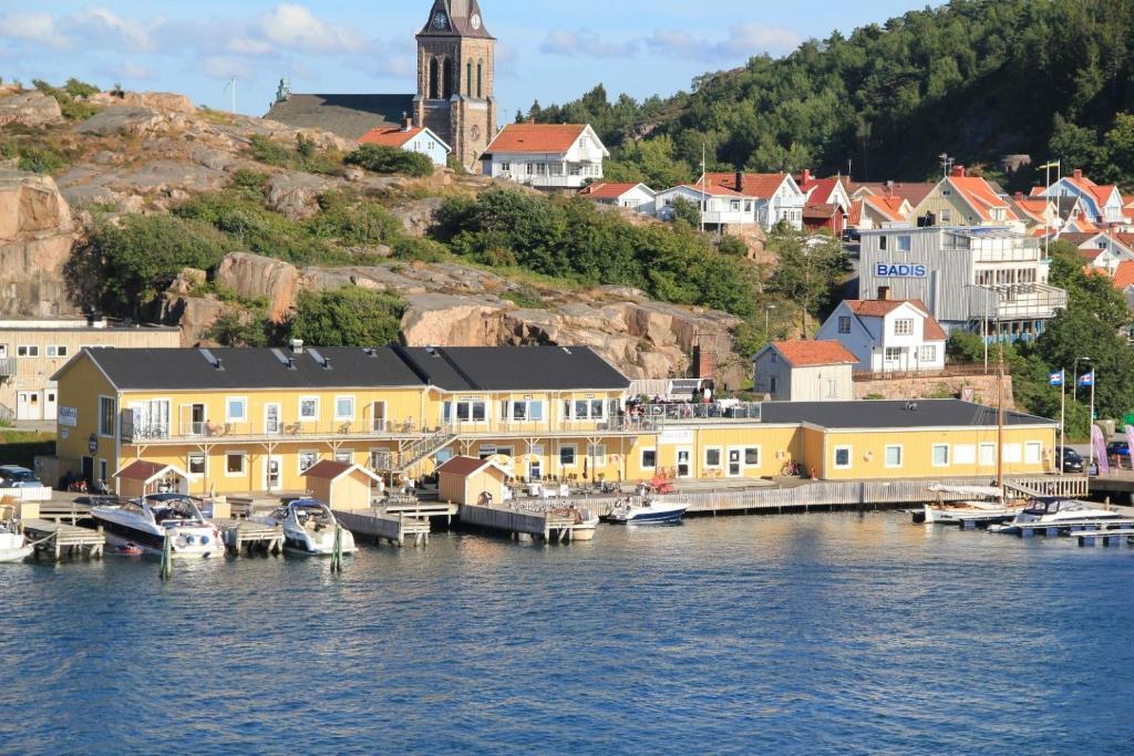 eine Stadt mit Booten, die an einem Dock im Wasser angedockt sind in der Unterkunft Marinan Richters in Fjällbacka