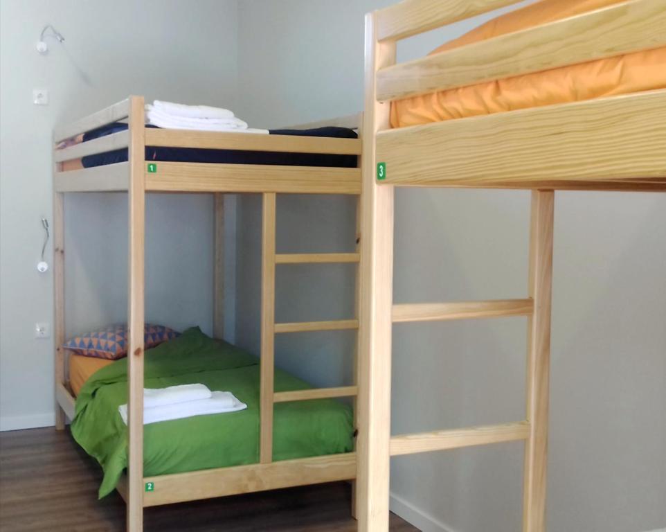 Palanda nebo palandy na pokoji v ubytování Hostel Criativo do Sabugueiro