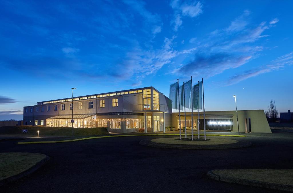 ein großes Gebäude mit Flaggen davor in der Unterkunft Hotel Klaustur in Kirkjubæjarklaustur