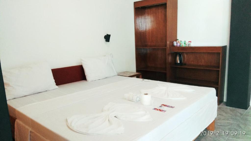 Una cama o camas en una habitación de Jalyn's Resort Sabang