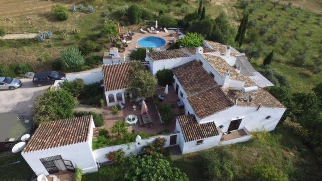 an aerial view of a large house with a pool at Bed and breakfast Nuestro Cielo in Villanueva de la Concepción