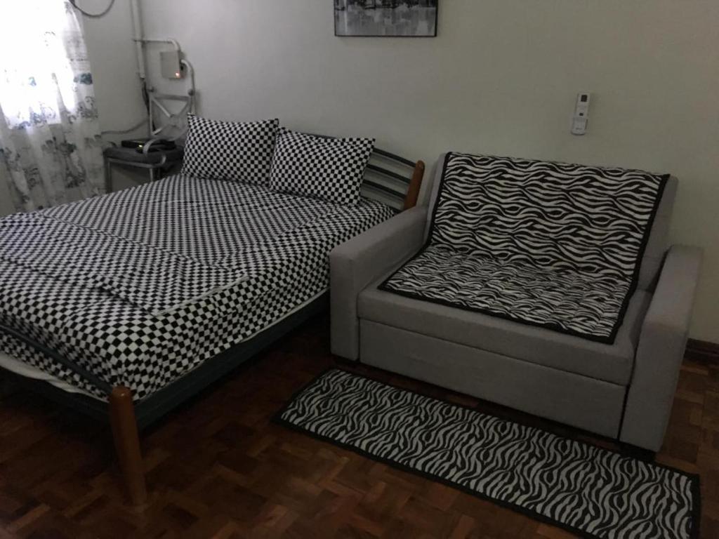 Postel nebo postele na pokoji v ubytování Spacious Low Rise Condo
