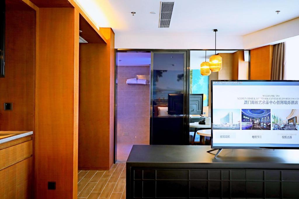 TV a/nebo společenská místnost v ubytování Hisilk Artwork Center Fliport Coso Hotel