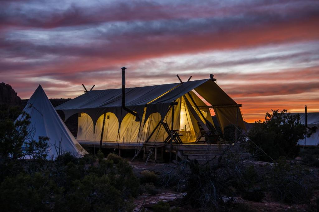 Východ nebo západ slunce při pohledu z luxury tent nebo okolí