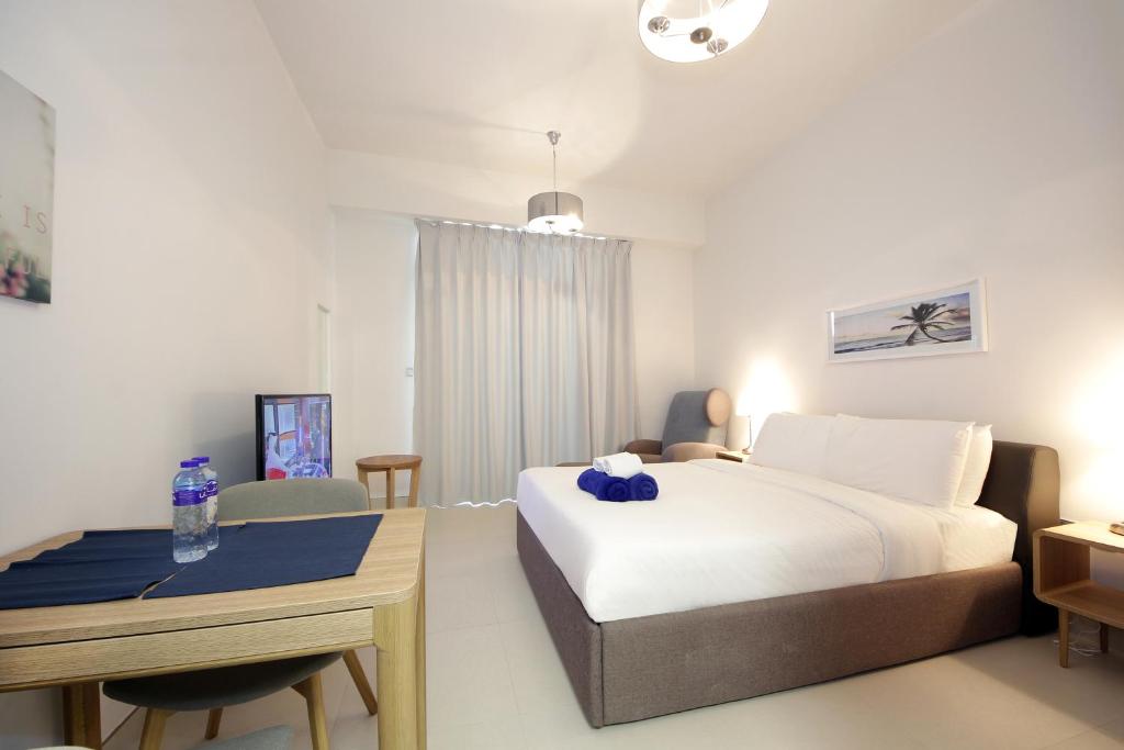 Postel nebo postele na pokoji v ubytování New Arabian Apartment Al Furjan