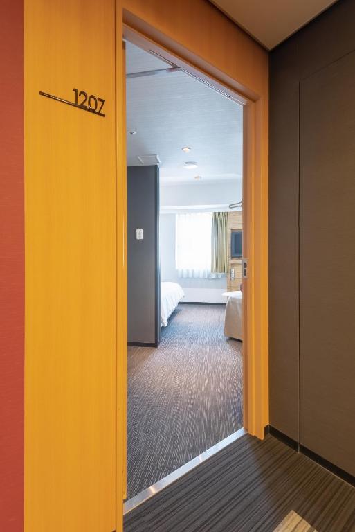 Postel nebo postele na pokoji v ubytování E Hotel Higashi Shinjuku