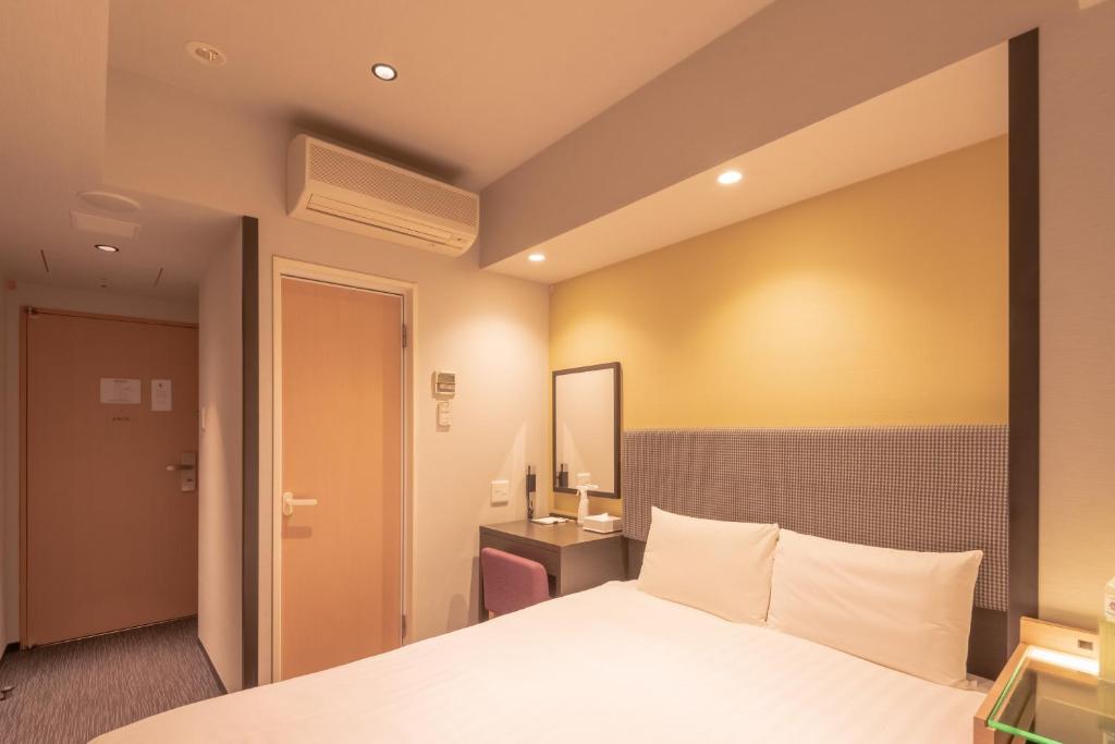 Postel nebo postele na pokoji v ubytování E Hotel Higashi Shinjuku