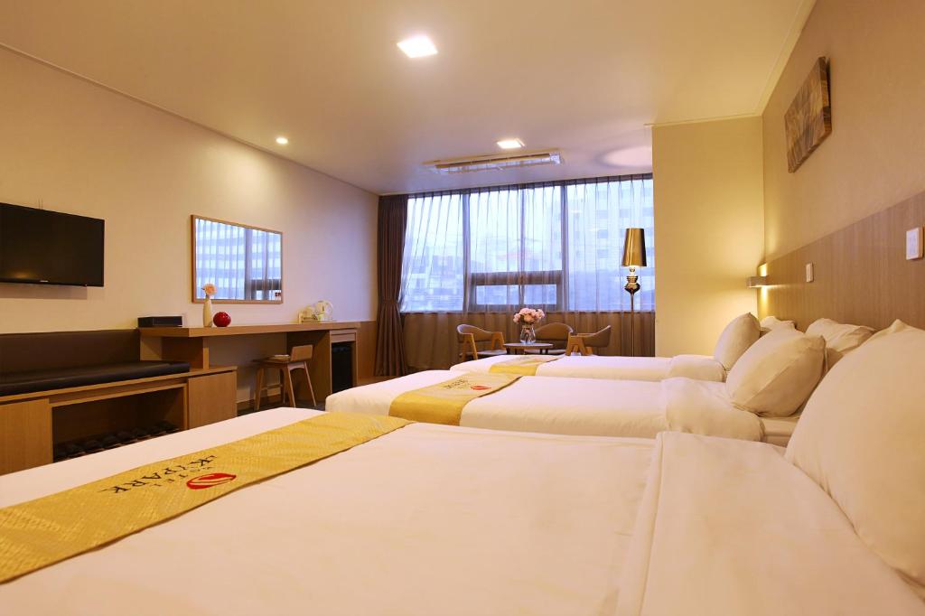 Postel nebo postele na pokoji v ubytování Hotel Skypark Jeju 1