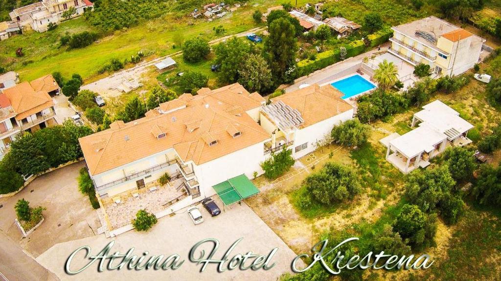 una vista aérea de una casa con piscina en Athina Hotel en Kréstena