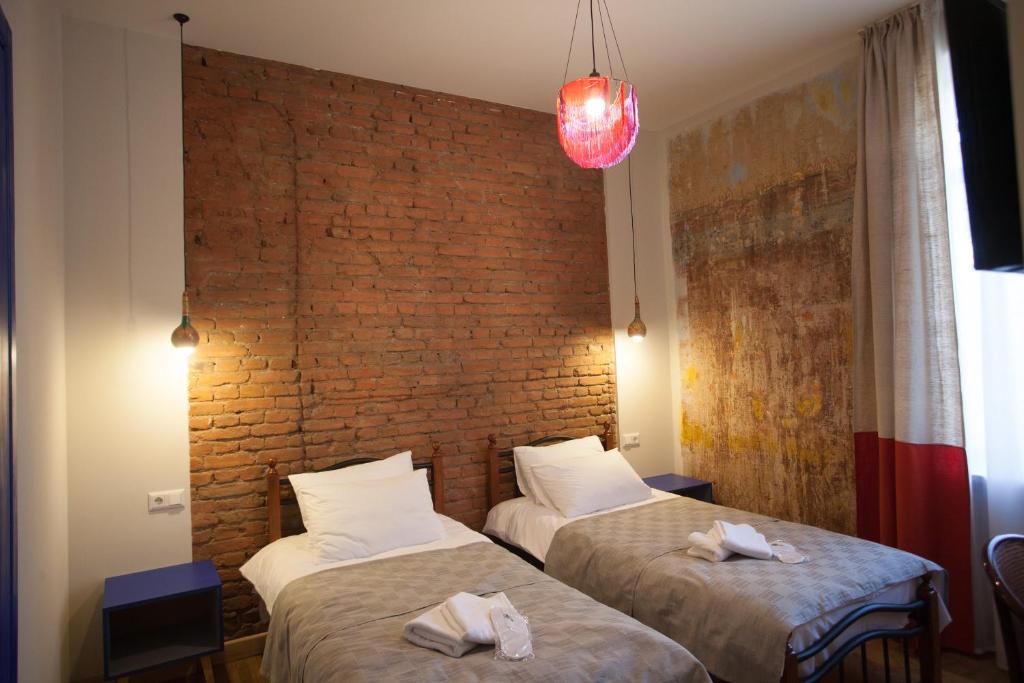 Postel nebo postele na pokoji v ubytování Bricks Room Hotel