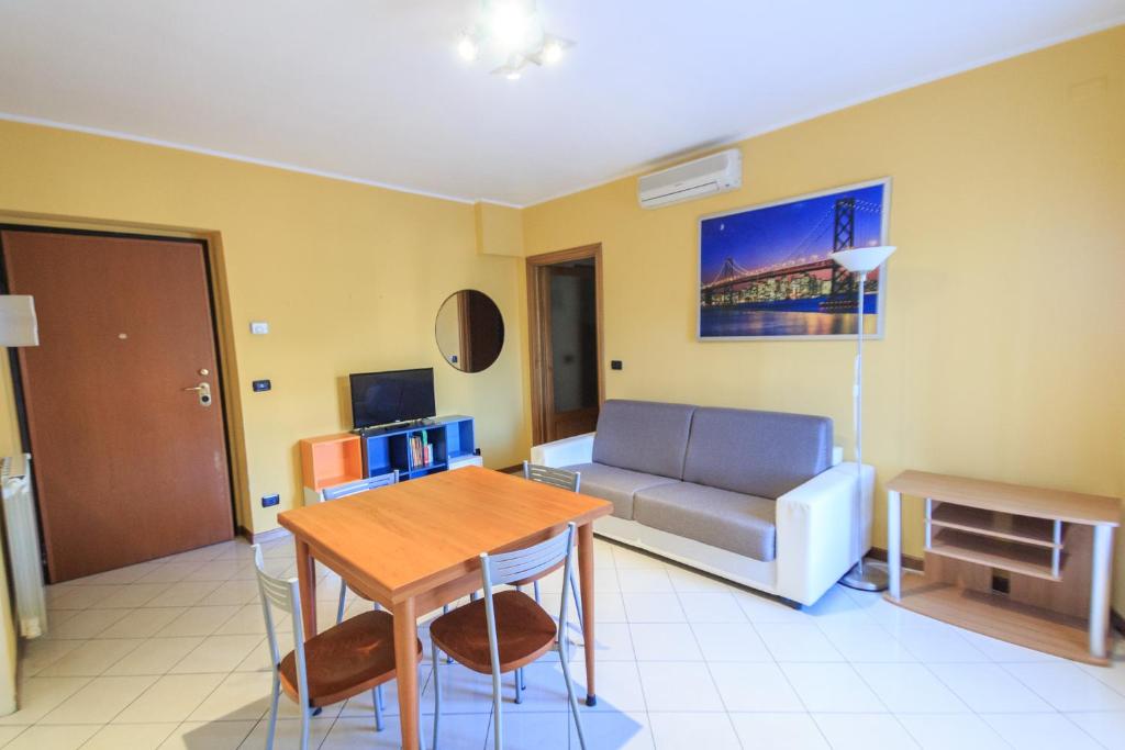 een woonkamer met een tafel en een bank bij Bilocale a 50 metri dal mare in Varazze