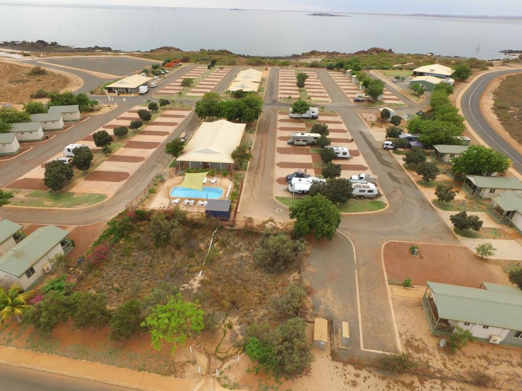 eine Luftansicht eines Parkplatzes in der Unterkunft The Cove Holiday Village in Point Samson