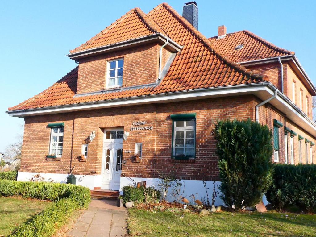 an old brick house with a red roof at Ostsee-Ferienoase-3-Raum-App-Typ-1 in Klütz