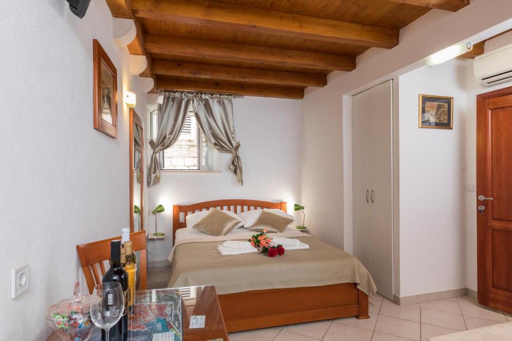 een slaapkamer met een bed en een raam bij Apartments Ivana in Dubrovnik
