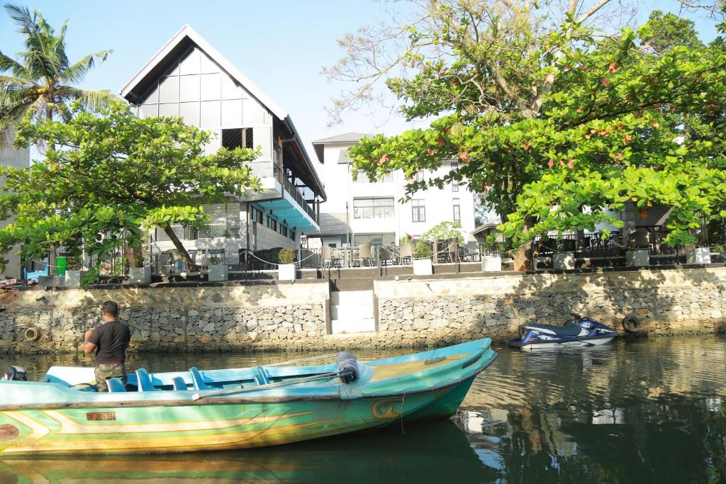Výhled na řeku, která protéká v blízkosti hotelu