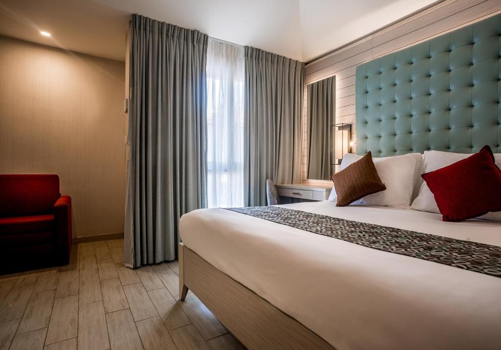 Postel nebo postele na pokoji v ubytování Astral Village Hotel