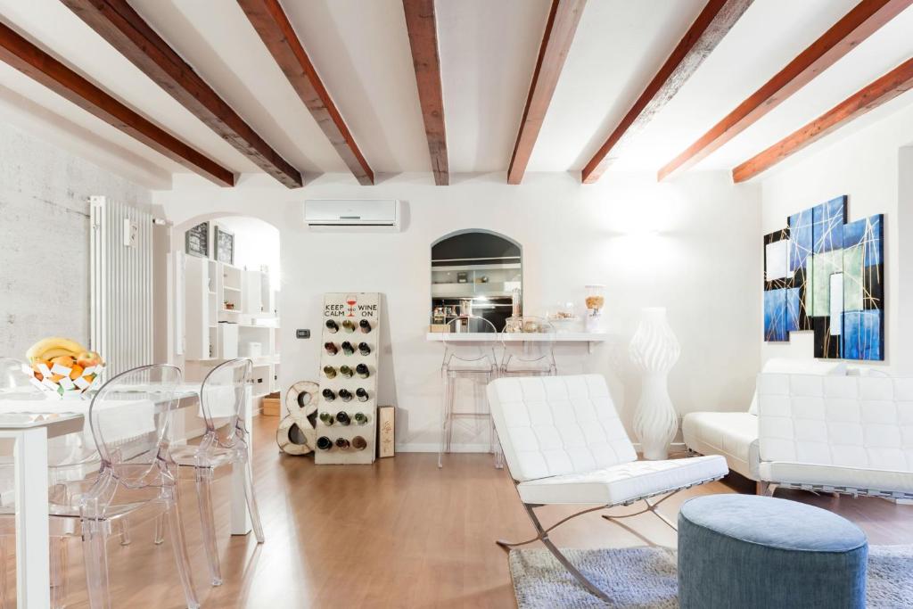 a living room with white furniture and a table at Moscova Luxury B&B in Milan