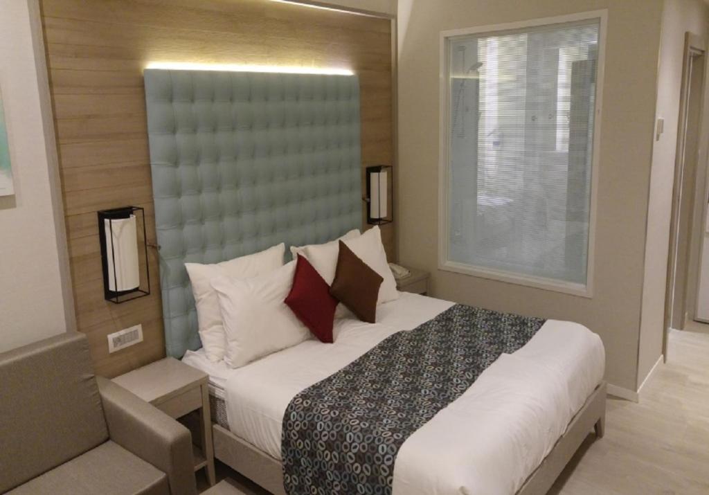 מיטה או מיטות בחדר ב-מלון אסטרל ויליג