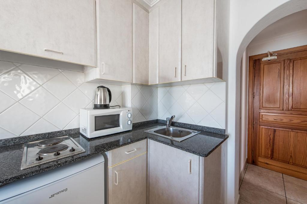 Kuchyň nebo kuchyňský kout v ubytování Apartamentos Es Cañe