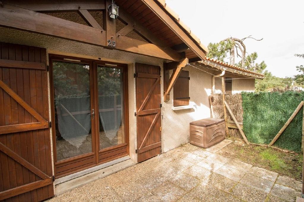 an entry to a house with a sliding glass door at A Deux Pas du Courant in Mimizan-Plage