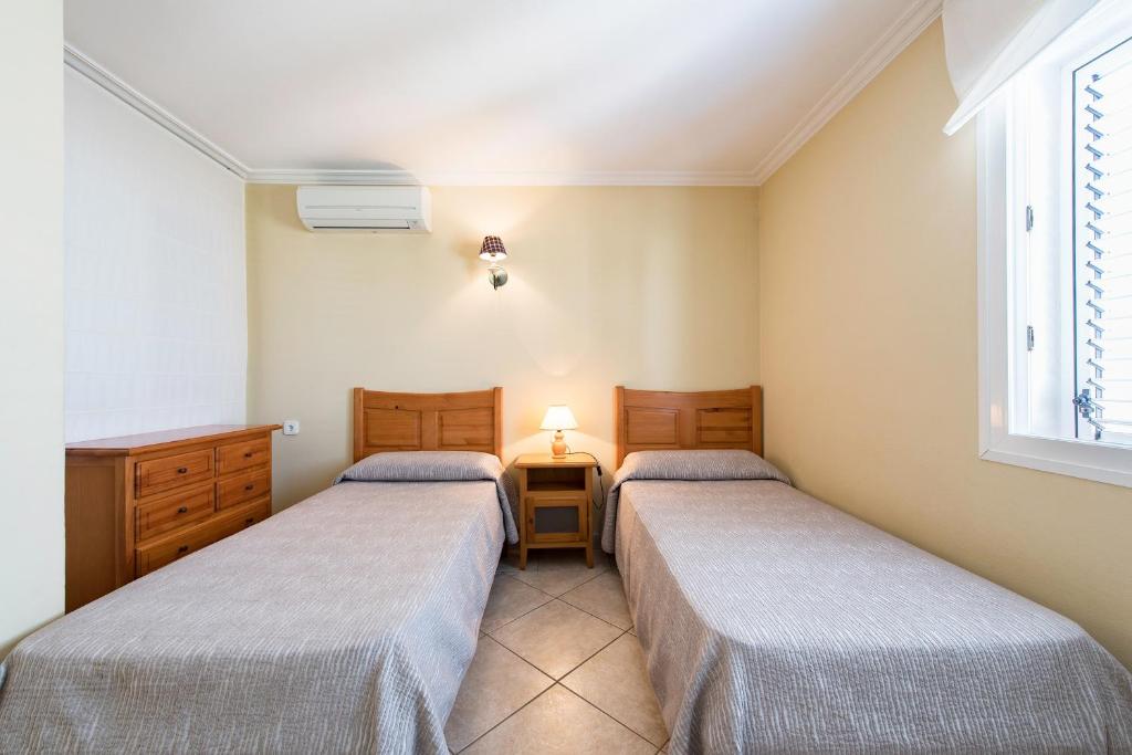 Postel nebo postele na pokoji v ubytování Apartamentos Es Cañe
