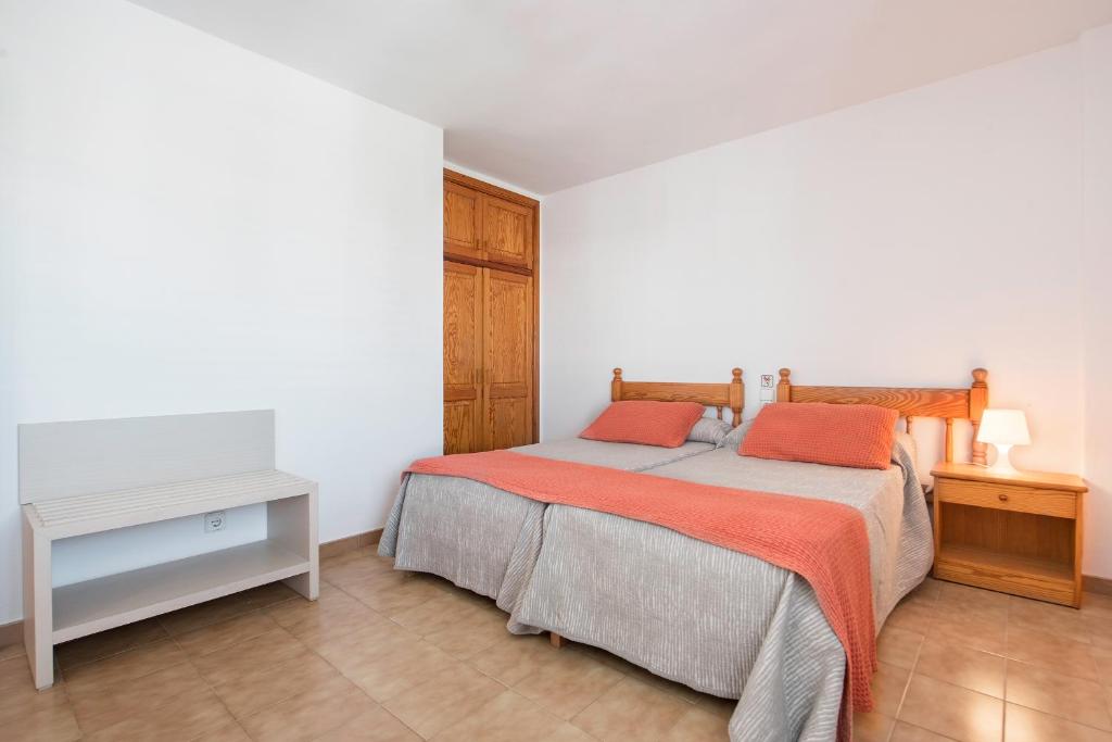 Postel nebo postele na pokoji v ubytování Apartamentos Es Cañe