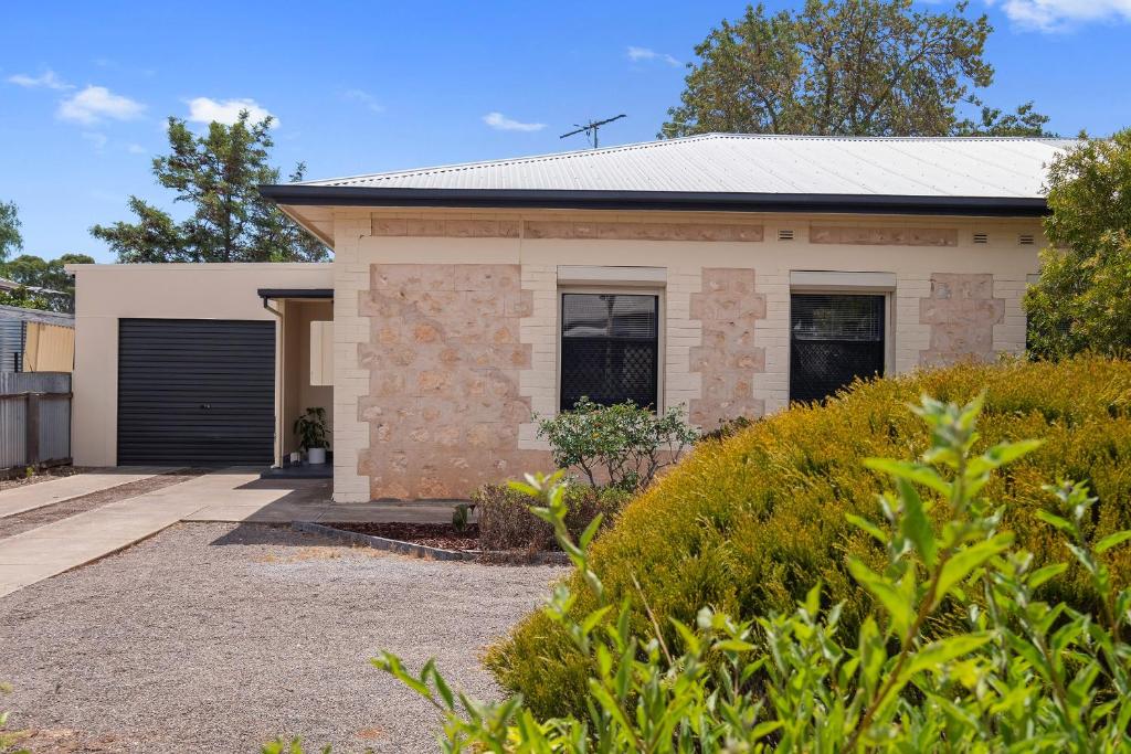 a brick house with a garage at Cute and Cosy - events, workers, getaways in Murray Bridge