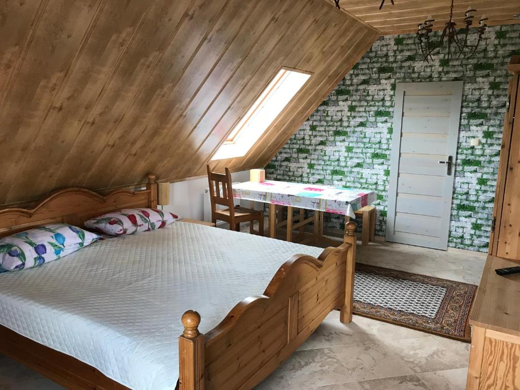 Postel nebo postele na pokoji v ubytování Hubertówka