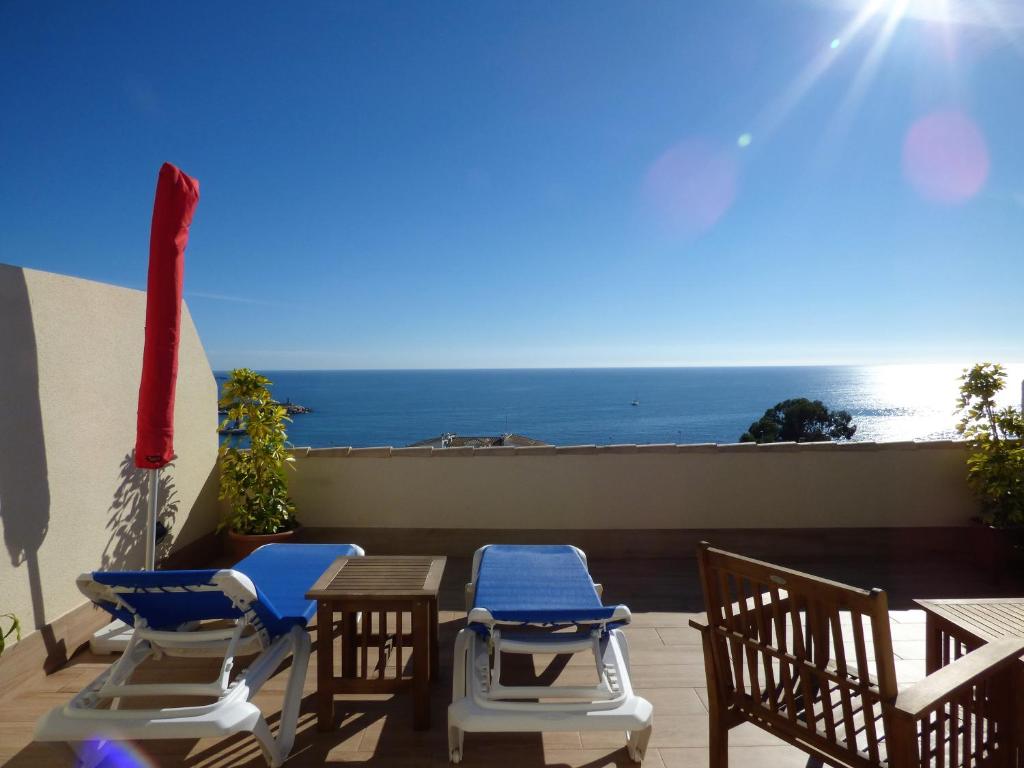 taras z krzesłami i stołami oraz ocean w obiekcie Suites At Sea II w mieście Villajoyosa