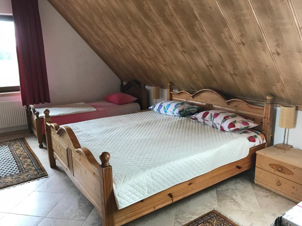 Postel nebo postele na pokoji v ubytování Hubertówka