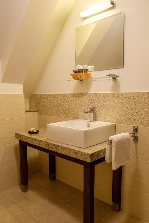 A bathroom at Boutique hotel Pracháreň