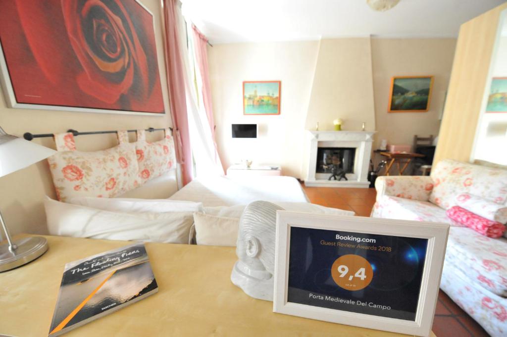 Telewizja i/lub zestaw kina domowego w obiekcie Porta Medievale del Campo