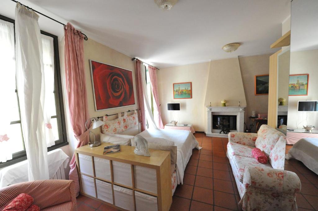 salon z łóżkiem i kanapą w obiekcie Porta Medievale del Campo w mieście Iseo