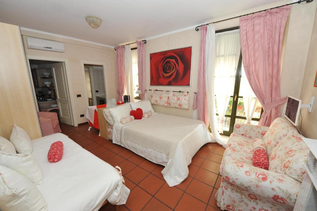 pokój hotelowy z dwoma łóżkami i kanapą w obiekcie Porta Medievale del Campo w mieście Iseo
