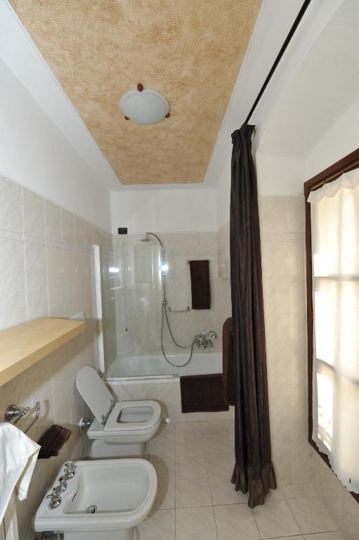 łazienka z toaletą, umywalką i prysznicem w obiekcie Porta Medievale del Campo w mieście Iseo