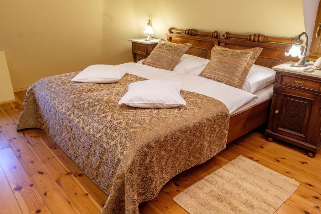 A bed or beds in a room at Boutique hotel Pracháreň